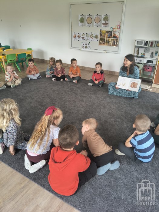 Biblioteka Gorlice, Cała Polska czyta dzieciom bibliotekarka rozmawia z dziećmi o treści czytanej książki